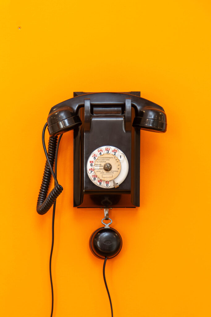 Téléphone noir sur fond orange jaune